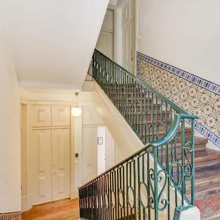 Beautiful 2br High Ceiling/50m From Timeout Market شقة Lisboa