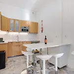 Beautiful 2br High Ceiling/50m From Timeout Market * Lisboa