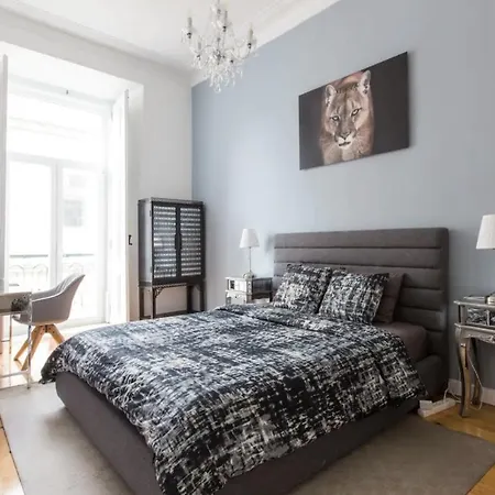 Beautiful 2br High Ceiling/50m From Timeout Market * Lisboa