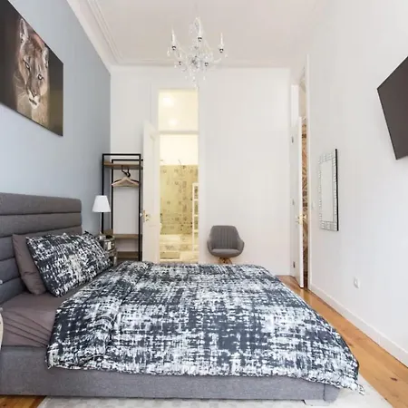 Beautiful 2br High Ceiling/50m From Timeout Market Lisbona