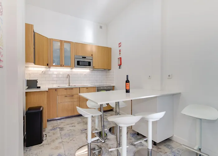 Beautiful 2br High Ceiling/50m From Timeout Market * Lisboa