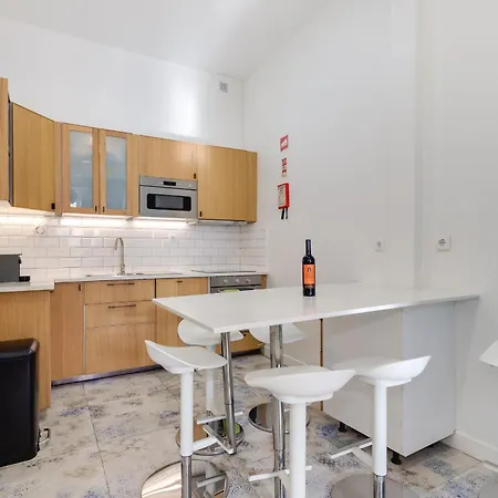 Beautiful 2br High Ceiling/50m From Timeout Market * Lisbon