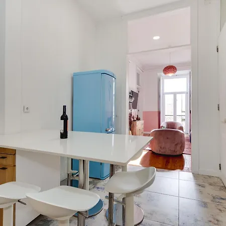 Beautiful 2br High Ceiling/50m From Timeout Market Apartment Lisbon