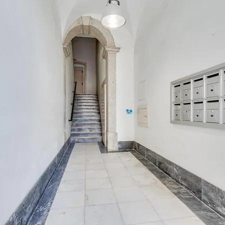 Beautiful 2br High Ceiling/50m From Timeout Market Apartment Lisbon